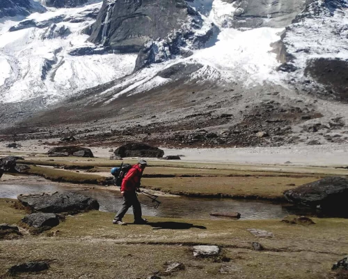 Hiking Intsorolpa Lake